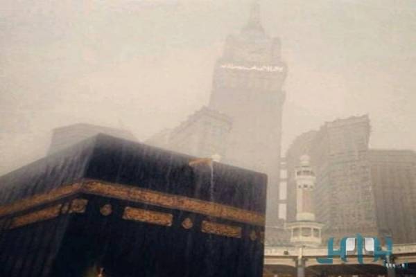 بالفيديو..حالة طوارئ في مكة المكرمة بعد تساقط الأمطار بغزارة