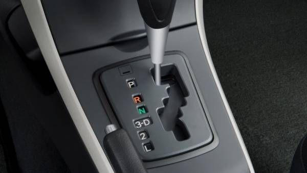 “بالفيديو” تعرف على كيفية حماية قير السيارة في الوقوف بمنحدر