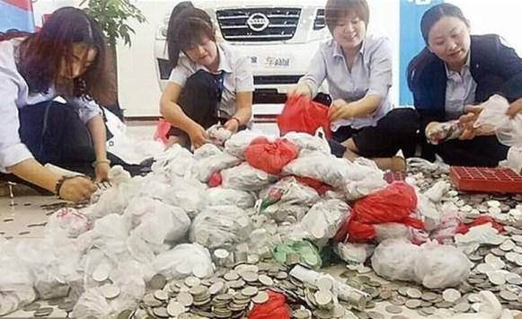 سيدة تدفع ثمن سيارة بواسطة 66 حقيبة من العملات النقدية