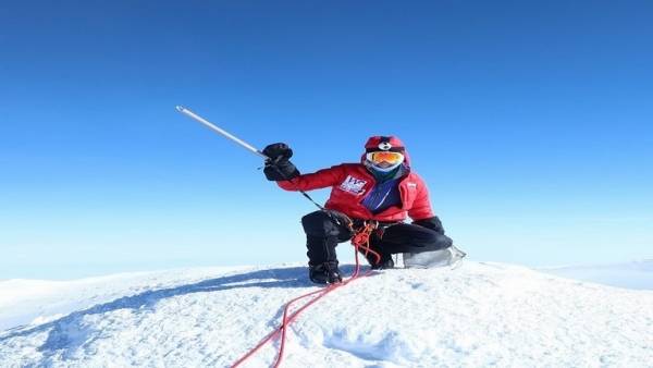 شاهد بالصور  لبنانية تتسلق أعلى 7 قمم في العالم والحريري يعلق!