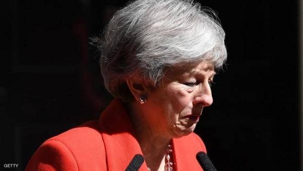 شاهد الفيديو ... تيريزا ماي تبكي على الملأ في لحظة الاستقالة !!