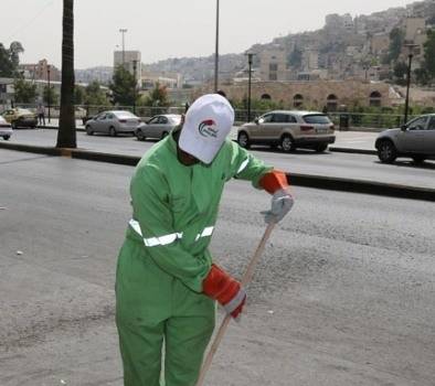 ايقاف عمال وطن بلديتا دير علا ومعدي وقت الظهيرة عن العمل