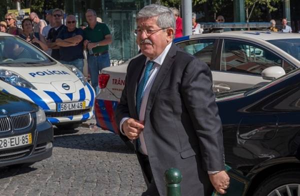 إحالة رؤساء حكومات ووزراء سابقين للتحقيق في الجزائر