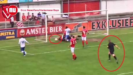 بالفيديو.. حكم يسجل هدفا ويحتسبه بنفسه في لقطة نادرة