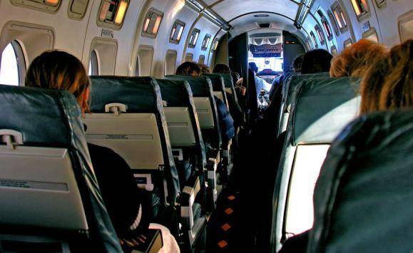 خلل فني يعرض مسافري طائرة للاختناق