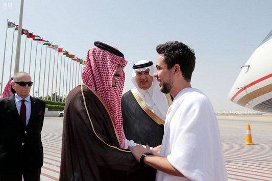 ولي العهد يؤدي مناسك العمرة (صور)