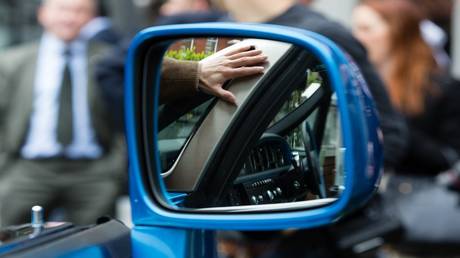 1.5 مليون مشاهدة.. من هو السجين الذي خرج بسيارة رولز رويس؟!(فيديو)