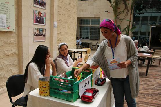 طلبة جامعة الشرق الأوسط يطلقون مبادرة (هدية صغيرة فرحة كبيرة)