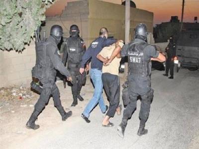 الأمن العام والدرك يداهمان وكرآ للأشرار ويلقيان القبض على مطلوب خطر ورفاقه في الشونة ..