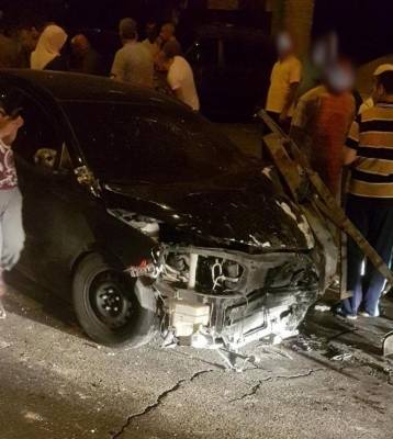 بالصور..سائق غیر مرخص یصطدم بأربع مرکبات في جبل النزهة