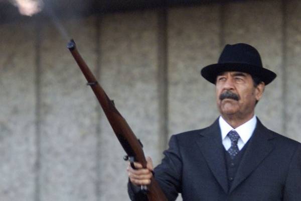 صدام حسين يشعل مواقع التواصل الاجتماعي في لبنان .. (صور)