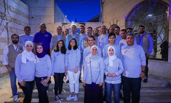 البنك العربي الإسلامي الدولي يقوم بتوزيع طرود الخير وتفطير صائمين بالتعاون مع تكية أم علي