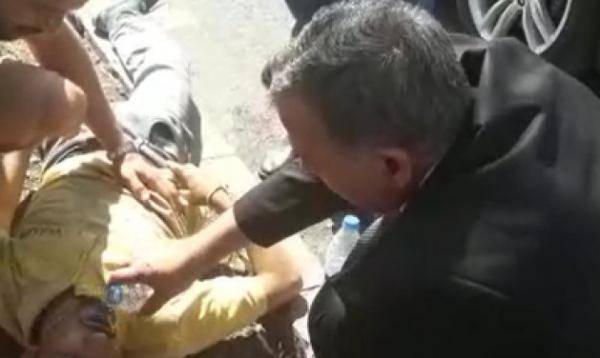 وزير الصحة يترجل من سيارته ويسعف شابا في الشارع (فيديو)