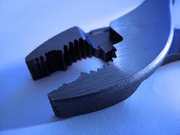 وزير المالية بين فكي كماشة!