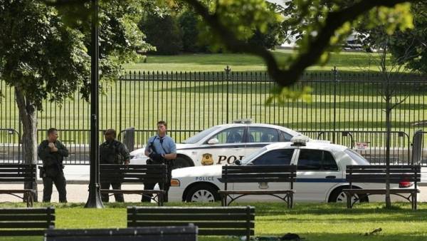 بالفيديو ....مجهول يضرم النار في جسده أمام البيت الأبيض