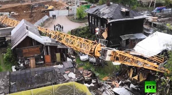 شاهد لحظة سقوط رافعة في منطقة سكنية بمدينة روسية