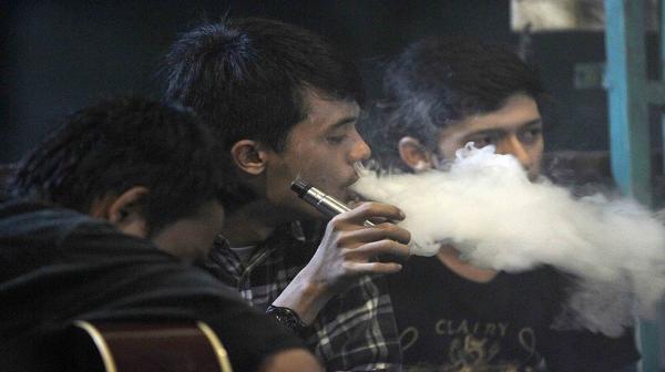 ما هي أضرار النكهات المختلفة في السجائر الإلكترونية؟