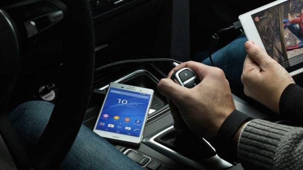 خبراء يحذرون من شحن هواتفكم في السيارة... ما الذي قد يحدث؟