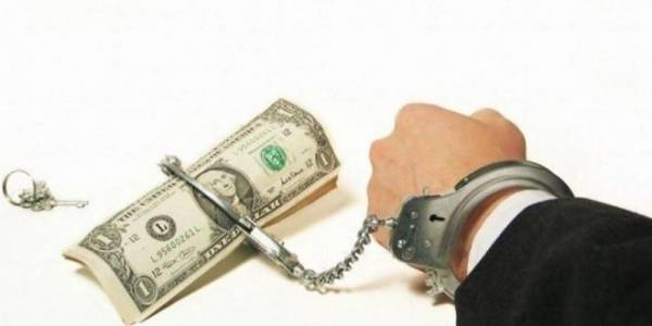 الحجز على ممتلكات واموال حوت الدخان العراقي بعد مداهمة لمصنعه في المنطقة الحرة