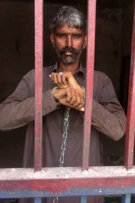 باكستاني يقتل زوجته بعد إصابتها بالإيدز