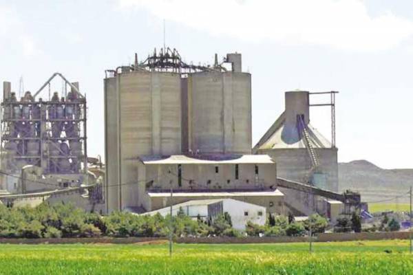 مصنع اسمنت الرشادية مهدد بالإغلاق لعدم الترخيص