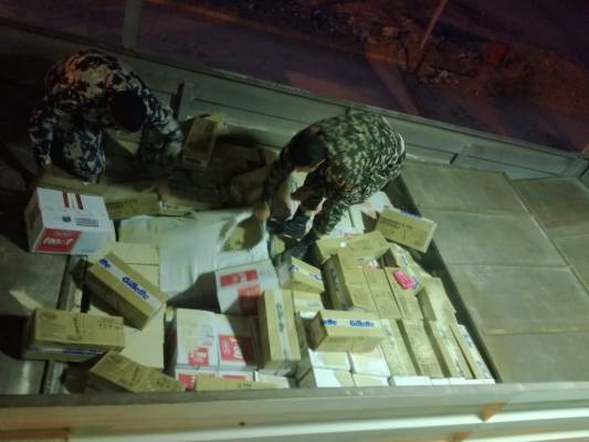 الجمارك تحبط تهريب البسة وبضائع في (قلاب) مصفح بالعقبة .. صور