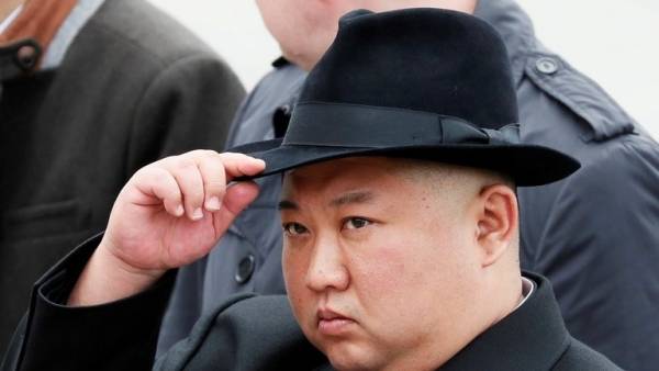 صورة لزعيم كوريا الشمالية محاطا بفتيات صغيرات تثير فضول وسائل الإعلام