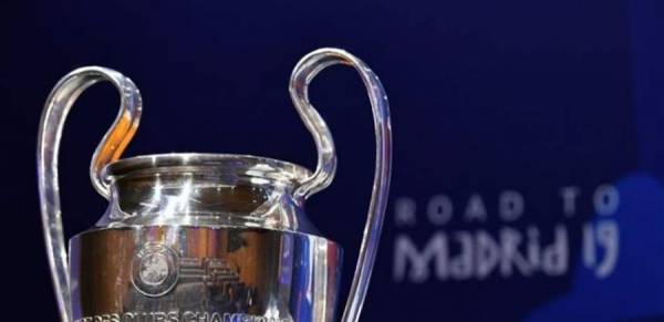 مدرب ليفربول يكشف هوية من نام مع الكأس!