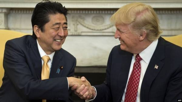 بالفيديو...مصافحة ترامب تتحدى البروتكولات...أشهر خمس مصافحات للرئيس الأمريكي