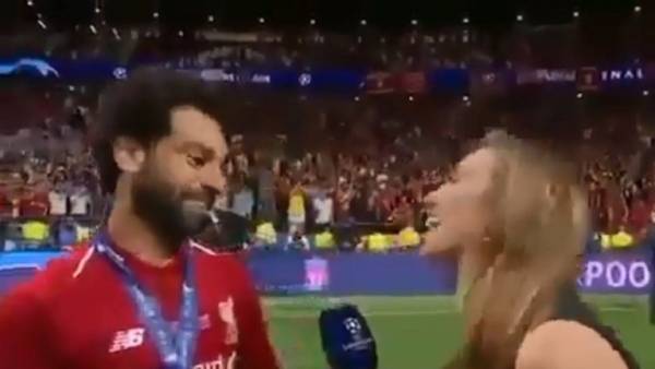 فيديو .. رد فعل محمد صلاح مع مذيعة ظن أنها تريد تقبيله!