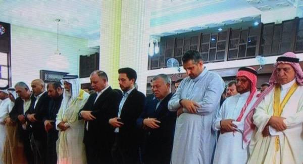 الملك وولي العهد يؤديان صلاة العيد في العقبة