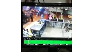 شاهد.. مركبة تقتحم احد المحلات في الزرقاء