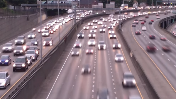 عراك رجلين ينتهي بلقطة طريفة وغير متوقعة! (فيديو)