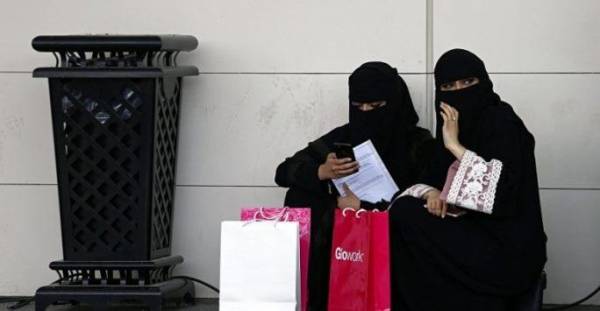 إماراتية تختلس 10 ملايين لتنفقها على شاب أوهمها بالحب