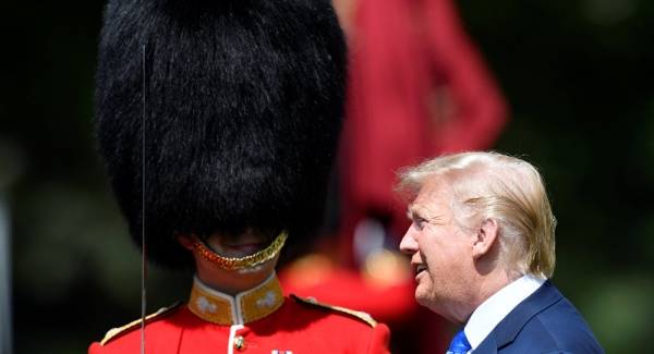 ترامب يتلف قبعة تشرشل على الهواء مباشرة (فيديو)