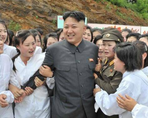 كيم يعدم جنرالا بحوض أسماك