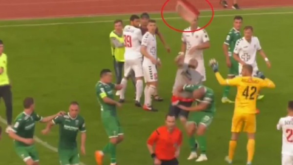 شاهد.. هروب حكم مباراة من هجوم بالكراسي