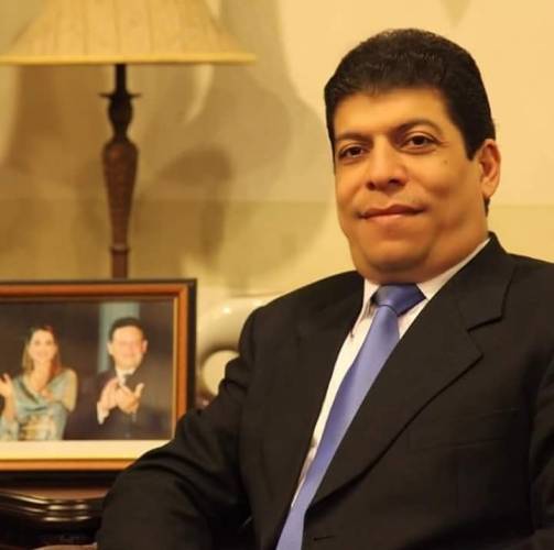 لماذا لا تسلط الاضواء على شخصيات اجتمعت عليها شركات في تشجيع الاستثمار كـ اسكندراني