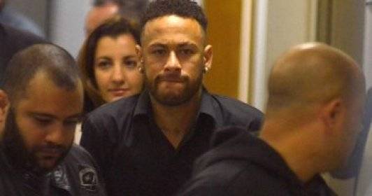 نيمار يطالب بمحاكمته ببرشلونة في قضية فساد