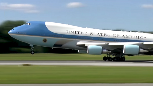 خلاف حاد بين ترامب والكونجرس الأمريكي.. بسبب ألوان طائرته!