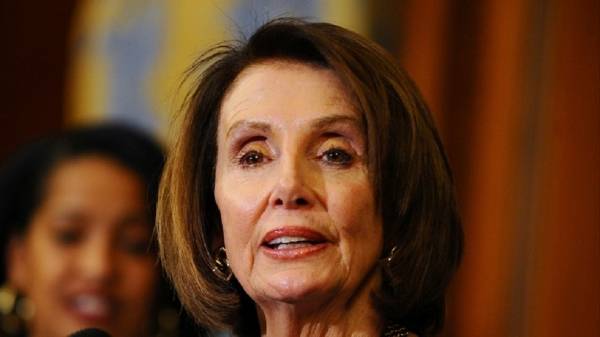 بيلوسي: سئمت من ترامب القائد الأعلى للتشتيت