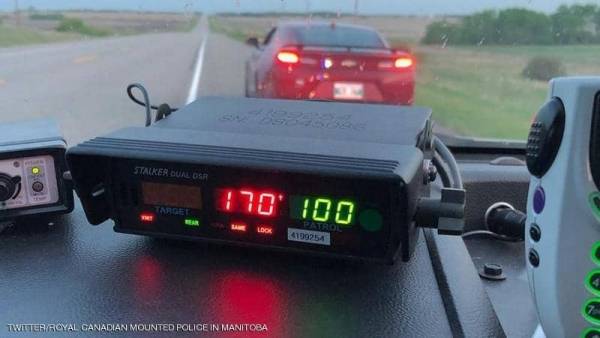 مراهق يقود سيارته بسرعة هائلة.. والسبب نداء الطبيعة