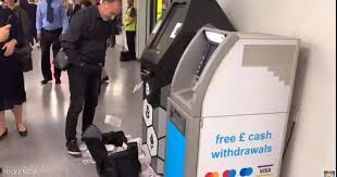 بالفيديو .. صراف آلي يقذف النقود عشوائياً في بريطانيا