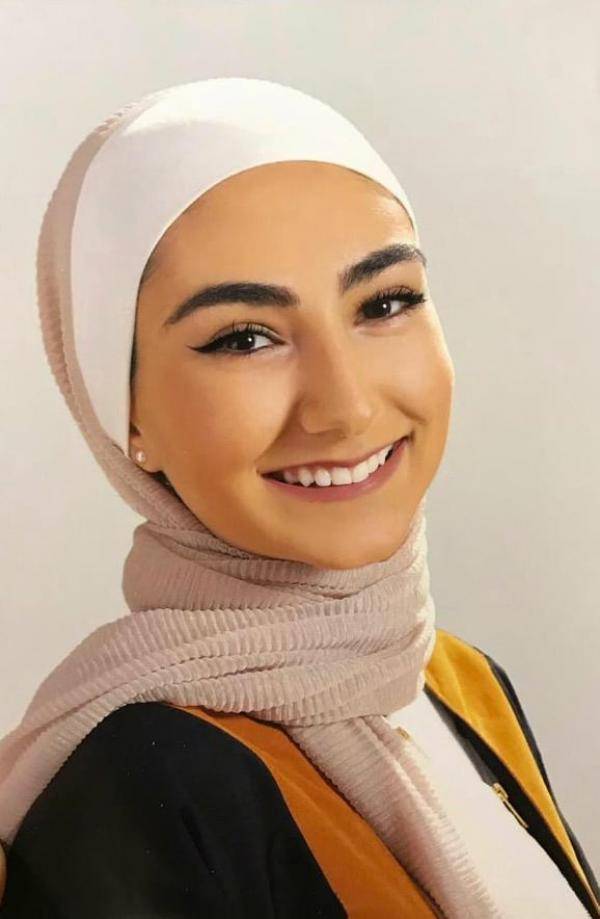 ناردين فريج تحصل على البكالوريوس في اللغتين الاسبانية والانجليزية