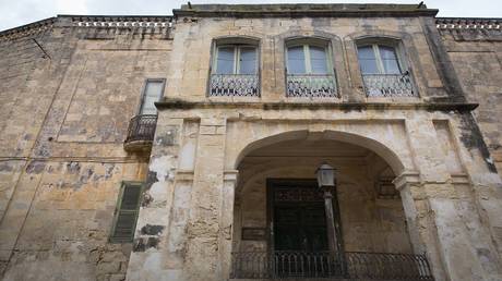 أول منزل لملكة بريطانيا والأمير فيليب برسم البيع