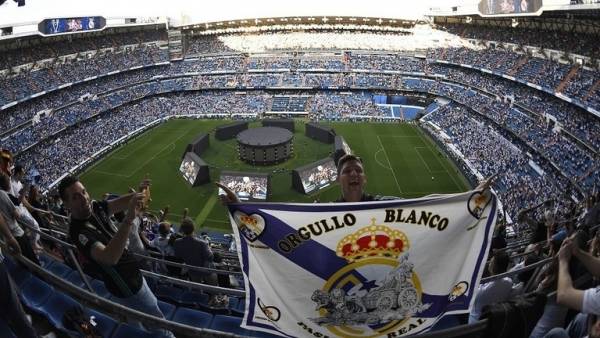 شاهد واقعة طريفة .. مشجع برشلوني في المدرجات بين المدريديين