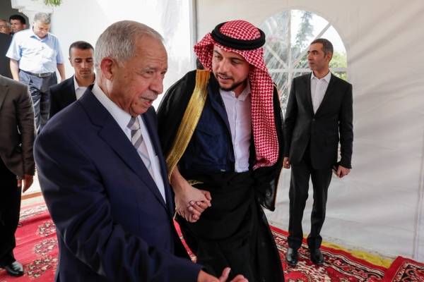 ولي العهد يزور الشونة الشمالية ويلتقي وجهائها في منزل الظهيرات ..