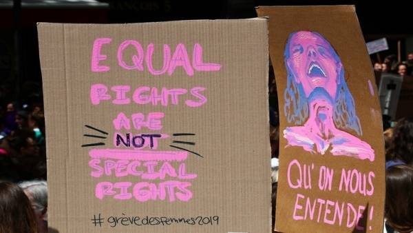 نساء سويسرا يضربن من أجل المساواة