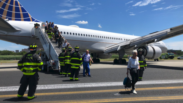 انفجار إطارات طائرة وانزلاقها خارج المدرج في مطار أمريكي .. ( صور)