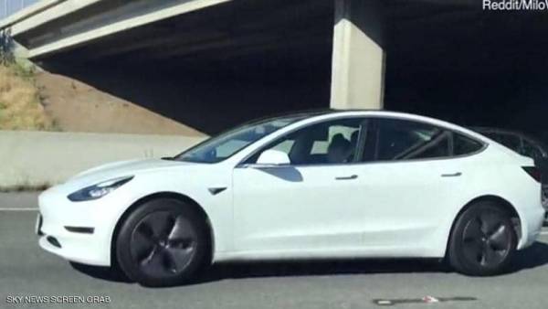 سائق يغط في النوم أثناء قيادته سيارة تسلا وذعر على الطريق